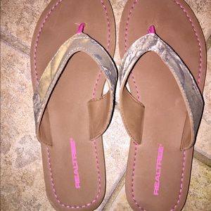NWOT Real Tree flips flops